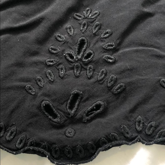 Scalloped black tank top - Picture 3 of 7